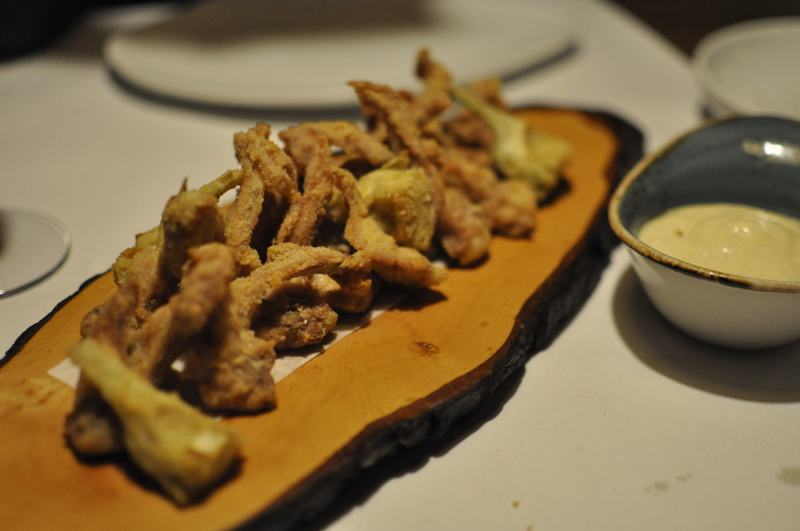 Costillas de conejo con alcachofas rebozadas con alioli de manzana (Rabbit´s ribs with artichokes breaded with apple aioli)