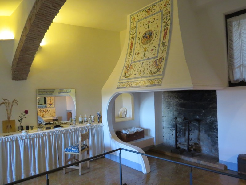 Part of Gala´s bathroom. You can see "G" all over the house.